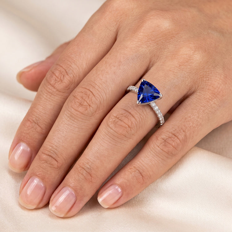 Hidden Halo Ceylan Sapphire Trillion Gemstone Ring Diamond Accentué