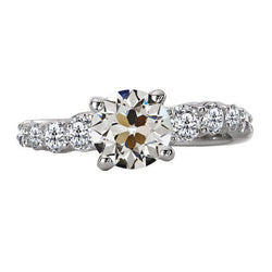 2 carats Diamant Fin Solitaire avec Pierres Latérales en Or