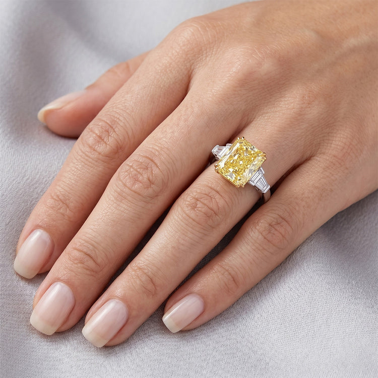 Luxueux Bague Trois Pierres avec Diamant Jaune Fancy VVS – 5
