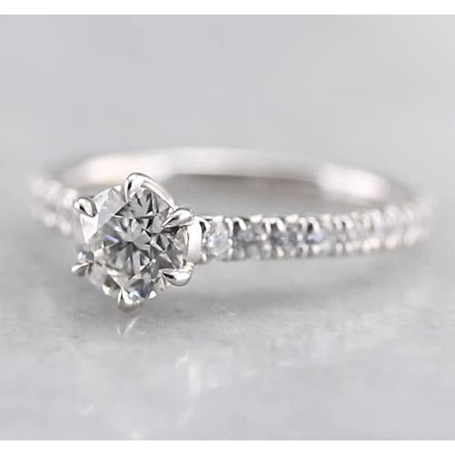 Diamant Fin Taille Ronde Solitaire avec Pierres Latérales en Or 14K Blanc – vue de côté