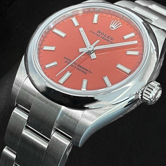 Montre Rolex Oyster Perpetual 31 en acier inoxydable lumineuse rouge