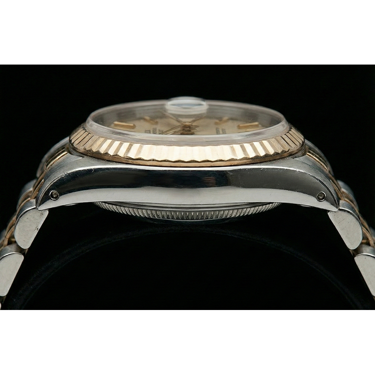 Montre Rolex Date Just pour femme avec cadran bicolore et bracelet jubilé