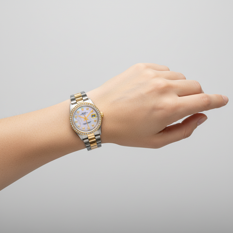 Montre Rolex Lady Datejust avec cadran en nacre blanche et diamants, bracelet Oyster bicolore de 31 mm