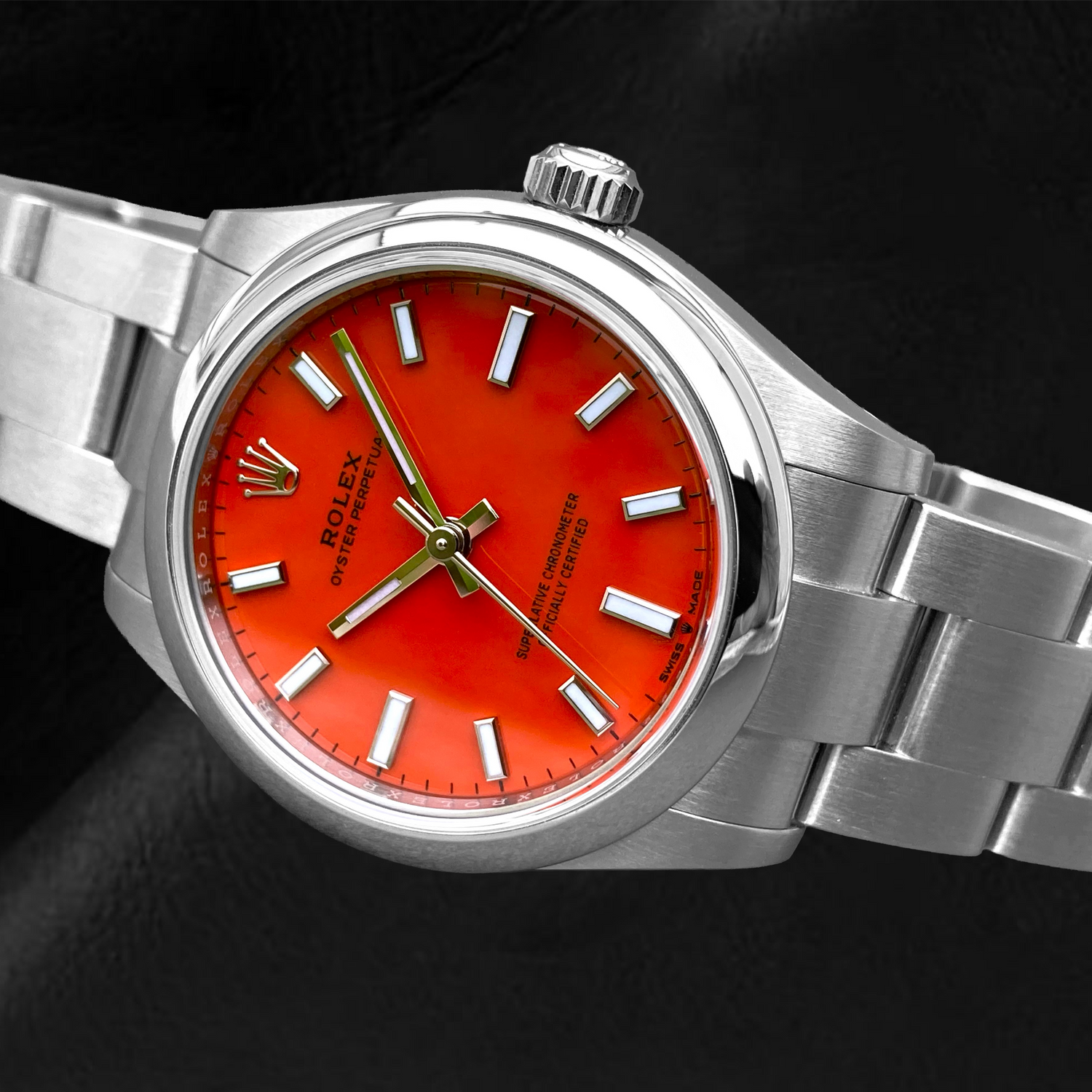 Montre en acier à cadran lumineux rouge corail Rolex huître Perpétuelle