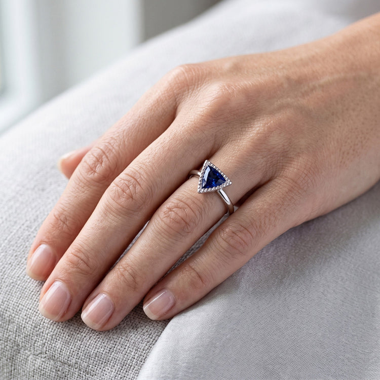 Naturel Bague de fiançailles Halo Trillion Bezel Set Ceylan Sapphire 0.50 Carats