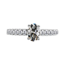 Raffiné Coussin Antique Diamant Bague Solitaire avec Accents