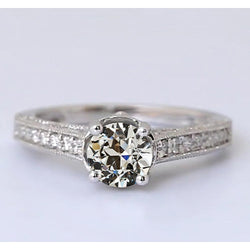 Coussin Antique Diamant Fin Solitaire avec Pierres Latérales en