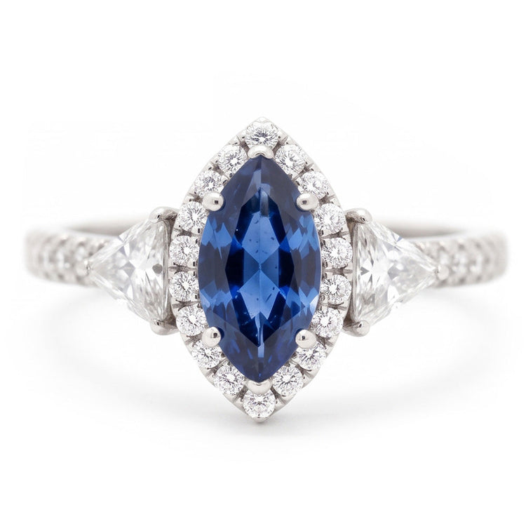 Bague de Fiançailles Trois Pierres en Platine avec Véritable Saphir Bleu Taille Marquise 3 Carats et Halo