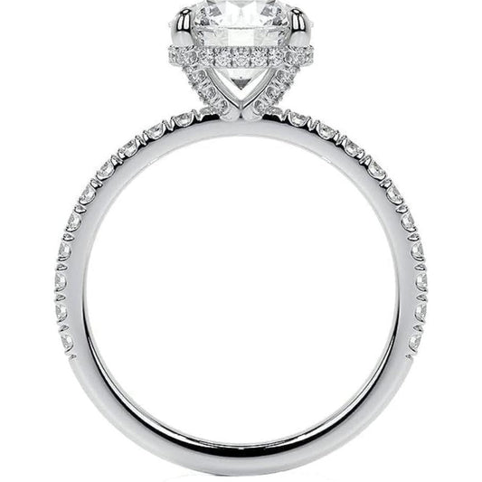 Brillant Coussin Antique Solitaire avec Pierres Latérales en Or Blanc 14 Carats – vue de face