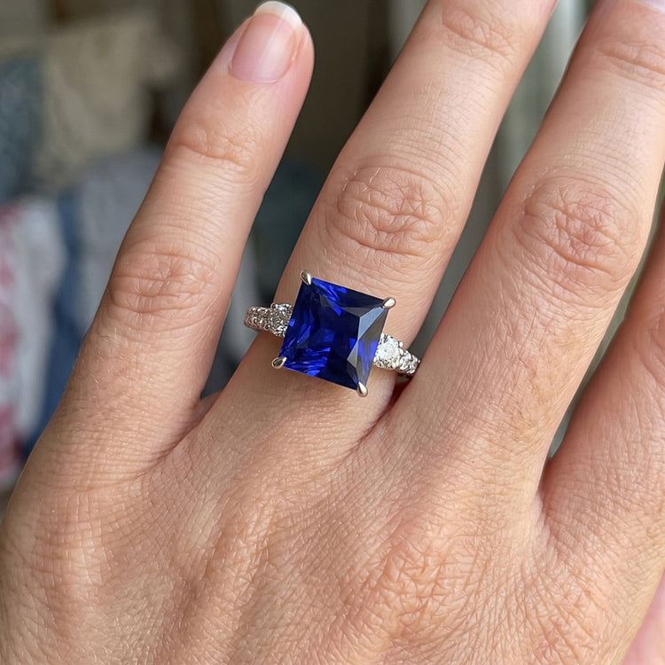 Solitaire Saphir Bleu Avec Accents Pierres Précieuses Taille Princesse 6.25 Carats