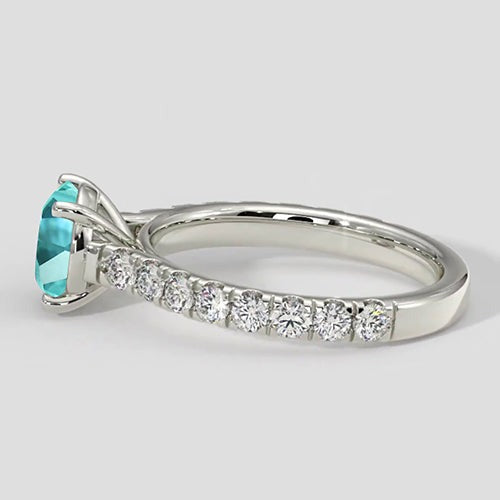 Solitaire en tourmaline Paraiba avec bande pavée de diamants