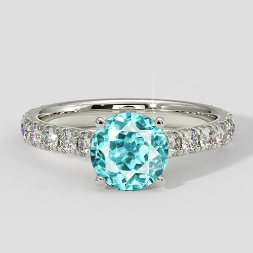 Solitaire en tourmaline Paraiba avec bande pavée de diamants