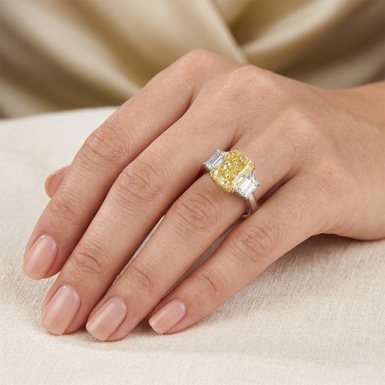 Taille Radiant Diamant Jaune Canari Bague Trois Pierres en Or