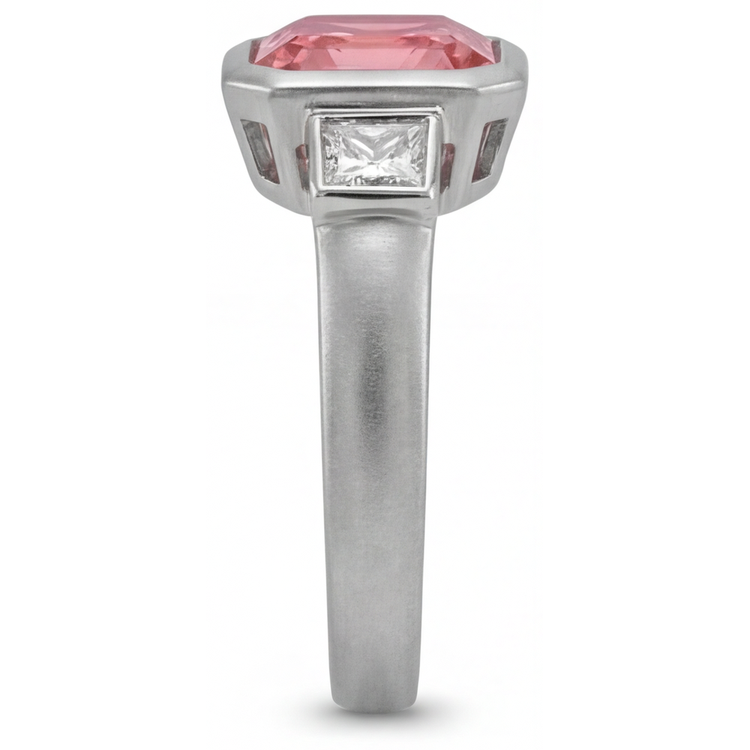 Bague de Fiançailles Saphir Pêche 2,9 Carats Padparadscha Naturel Asscher et Baguettes Blanches Lunette Trois Pierres en Or 14 Carats