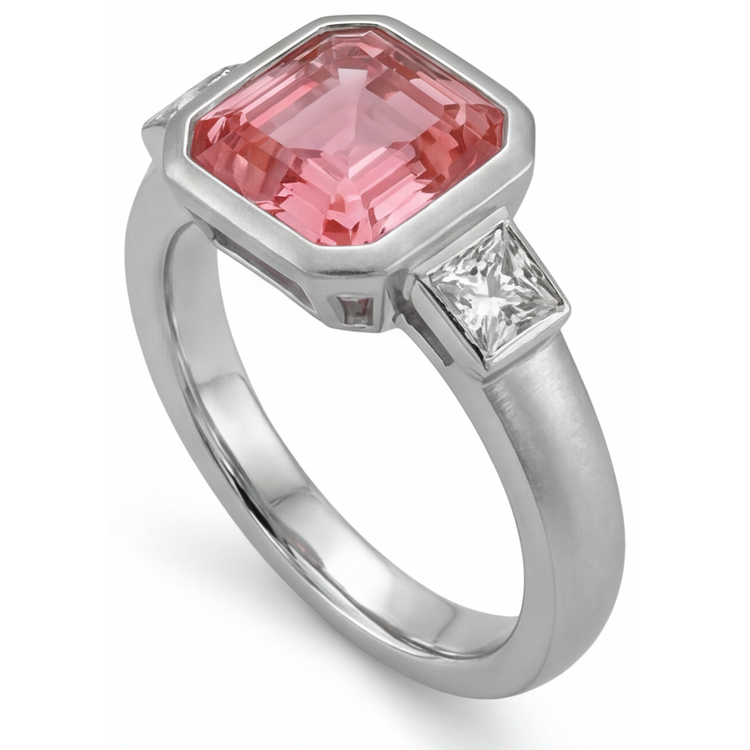 Bague de Fiançailles Saphir Pêche 2,9 Carats Padparadscha Naturel Asscher et Baguettes Blanches Lunette Trois Pierres en Or 14 Carats