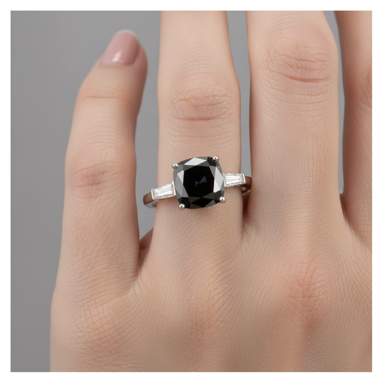 Bague de Fiançailles Trois Pierres en Or Blanc 14 Carats avec Véritable Diamant Noir Taille Coussin 3,6 Carats et Baguettes Noires
