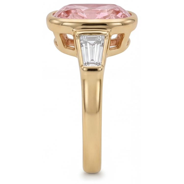 Bague trois pierres en Or Jaune 14 carats avec saphir pêche Padparadscha naturel taille coussin de 3,9 carats et lunette baguette blanche
