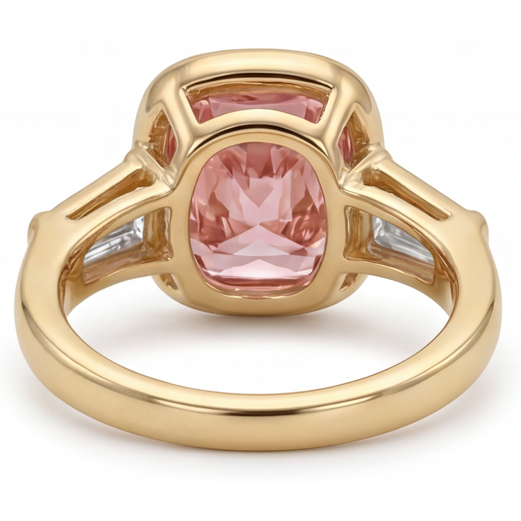 Bague trois pierres en Or Jaune 14 carats avec saphir pêche Padparadscha naturel taille coussin de 3,9 carats et lunette baguette blanche