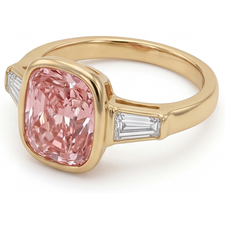 Bague trois pierres en Or Jaune 14 carats avec saphir pêche Padparadscha naturel taille coussin de 3,9 carats et lunette baguette blanche