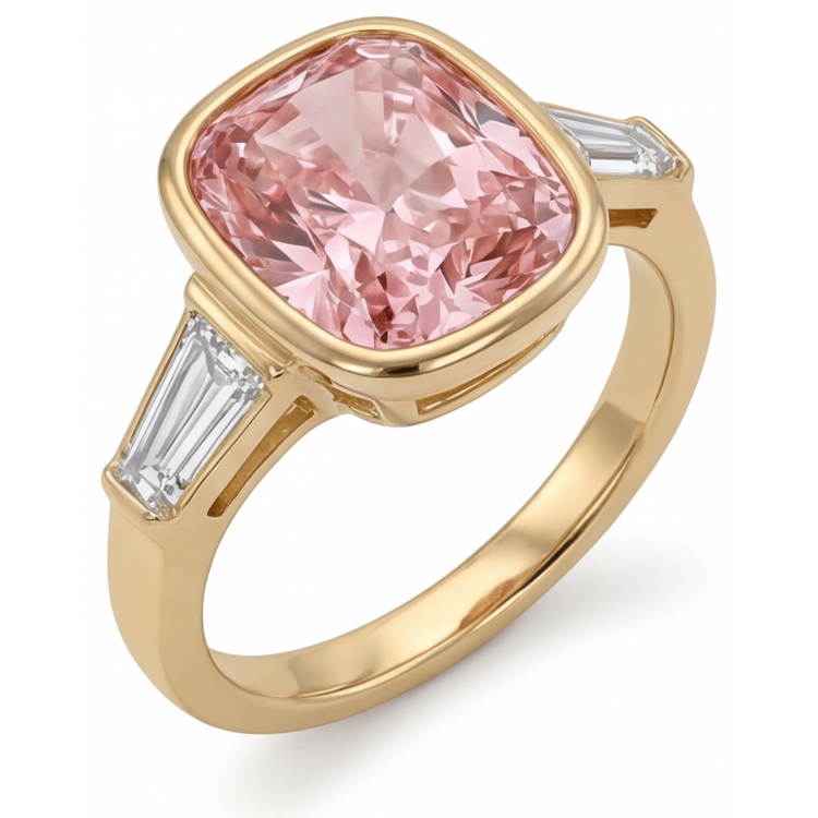 Bague trois pierres en or jaune 14 carats avec saphir Padparadscha pêche naturel taille coussin de 3,9 carats et lunette baguette blanche