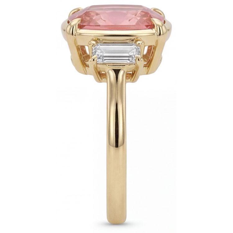Bague trois pierres en saphir Padparadscha véritable taille coussin et diamants baguette blancs 3,4 carats en Or Jaune 14K
