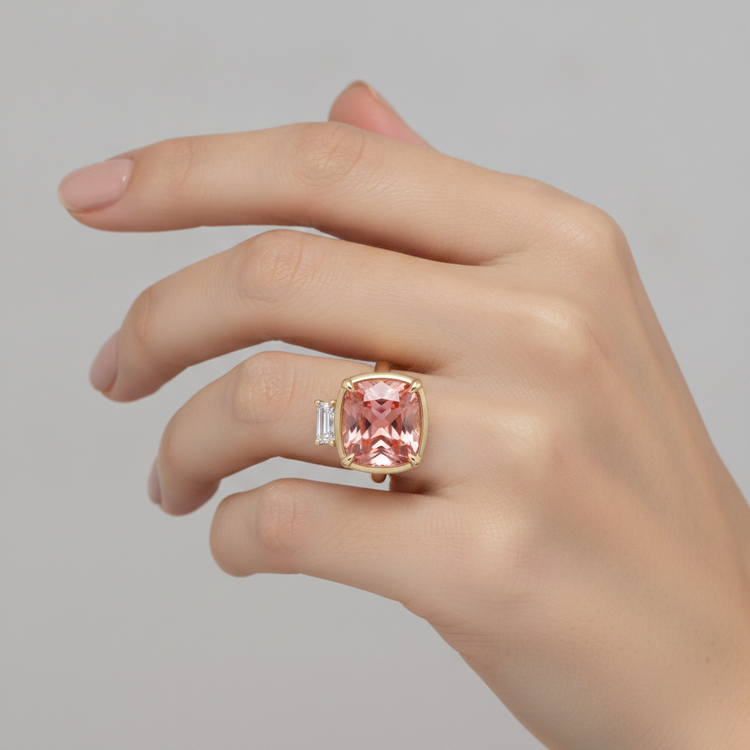 Bague trois pierres saphir Padparadscha véritable taille coussin 3,4 carats et diamants baguette blancs en Or Jaune 14 carats