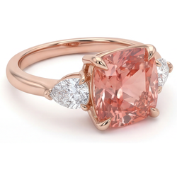 Bague trois pierres effilée en Or Rose 14 carats avec saphir padparadscha pêche naturel taille coussin 2,9 carats