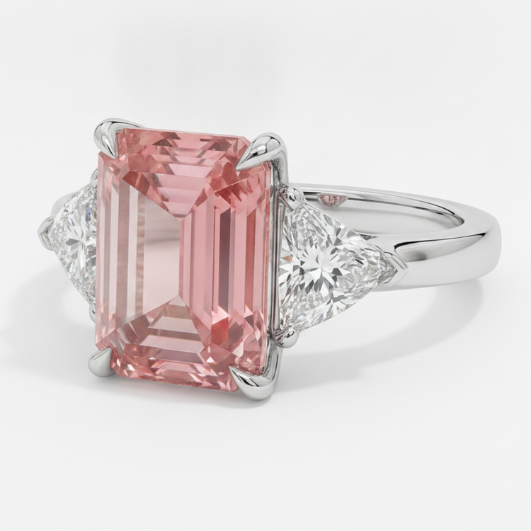 Bague trois pierres en platine, saphir Padparadscha 3,6 carats, émeraude véritable et trilliant blanc