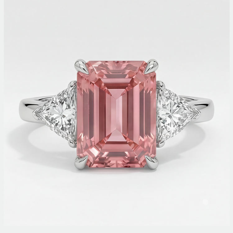 Bague trois pierres en platine, saphir Padparadscha 3,6 carats, émeraude véritable et trilliant blanc