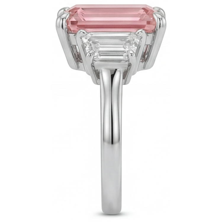 Bague Saphir Pêche de laboratoire 4,6 Carats Padparadscha taille Émeraude et Trapèzes Blancs Trilogie Cathédrale Or 14 Carats