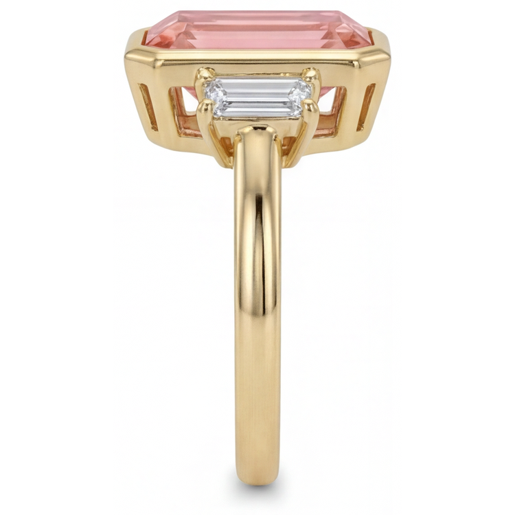 Bague trois pierres en saphir padparadscha de laboratoire 4,6 carats, taille émeraude et baguettes blanches, lunette, or jaune 14 carats