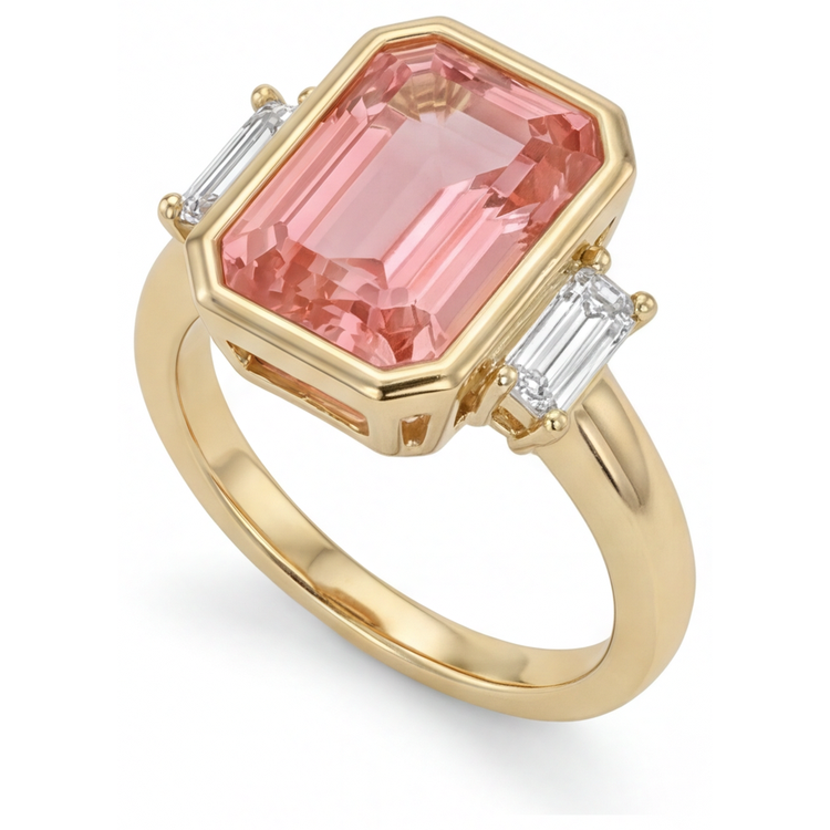 Bague Trois Pierres Saphir Padparadscha de Laboratoire 4,6 Carats Taille Émeraude et Baguettes Blanches, Lunette, Or Jaune 14 carats
