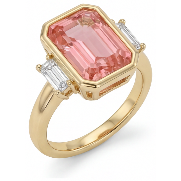 Bague Trois Pierres Saphir Padparadscha de Laboratoire 4,6 Carats Taille Émeraude et Baguettes Blanches, Lunette, Or Jaune 14 carats