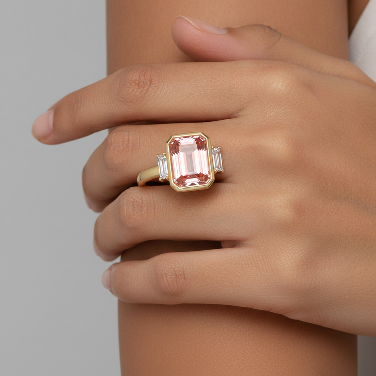 Bague Trois Pierres Saphir Padparadscha de Laboratoire 4,6 Carats Taille Émeraude et Baguettes Blanches, Lunette, Or Jaune 14 carats