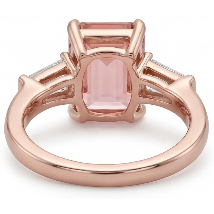 Bague Saphir Pêche Padparadscha de laboratoire 4,6 Carats taille Émeraude et Baguettes Blanches Trois Pierres en Or Rose 14K