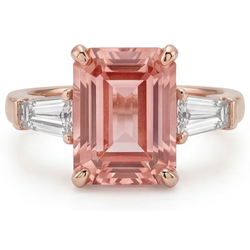 Bague Saphir Pêche Padparadscha de laboratoire 4,6 Carats taille Émeraude et Baguettes Blanches Trois Pierres en Or Rose 14K