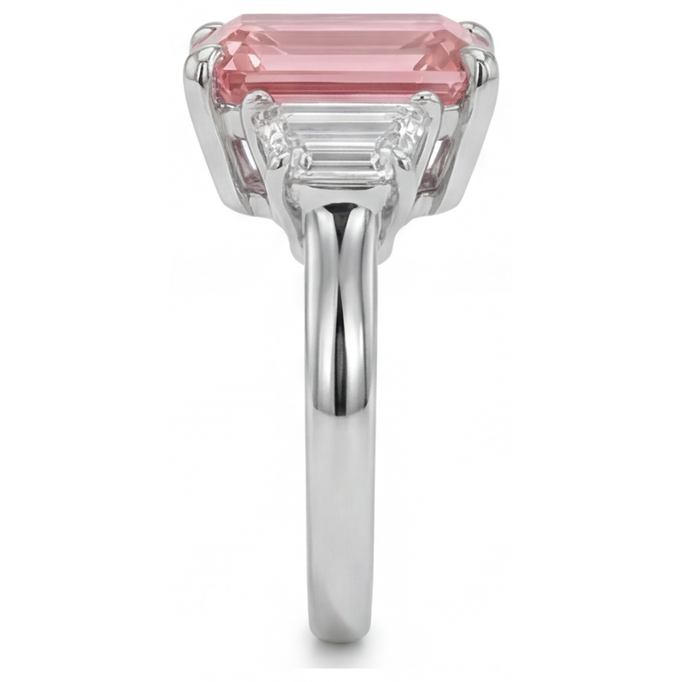 Bague simple trois pierres en or 14 carats avec saphir padparadscha de laboratoire couleur pêche taille émeraude 4,6 carats et trapèzes blancs