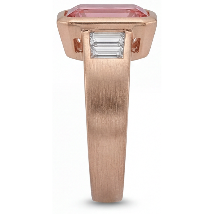 Bague trois pierres en or rose 14 carats avec saphir Padparadscha orange 2,9 carats, émeraude véritable et lunette baguette blanche