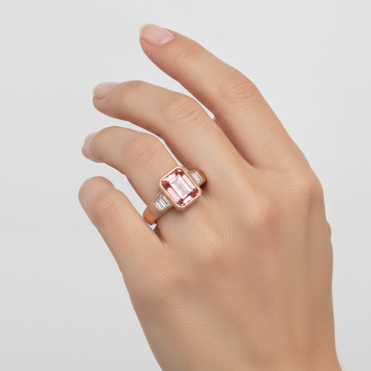 Bague trois pierres en or rose 14 carats avec saphir Padparadscha orange 2,9 carats, émeraude véritable et lunette baguette blanche