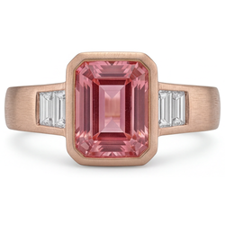 Bague trois pierres en or rose 14 carats avec saphir Padparadscha orange 2,9 carats, émeraude véritable et lunette baguette blanche