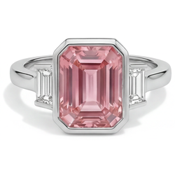 Bague de Fiançailles Padparadscha 3,9 Carats Véritable Saphir Taille Émeraude et Baguettes Blanches Lunette Trois Pierres en Or 14 Carats