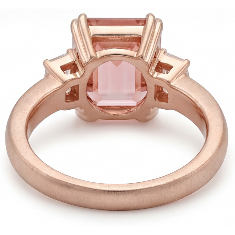 Bague trois pierres en Or Rose 14 carats avec saphir padparadscha orange de 3,9 carats, émeraude véritable et baguettes blanches