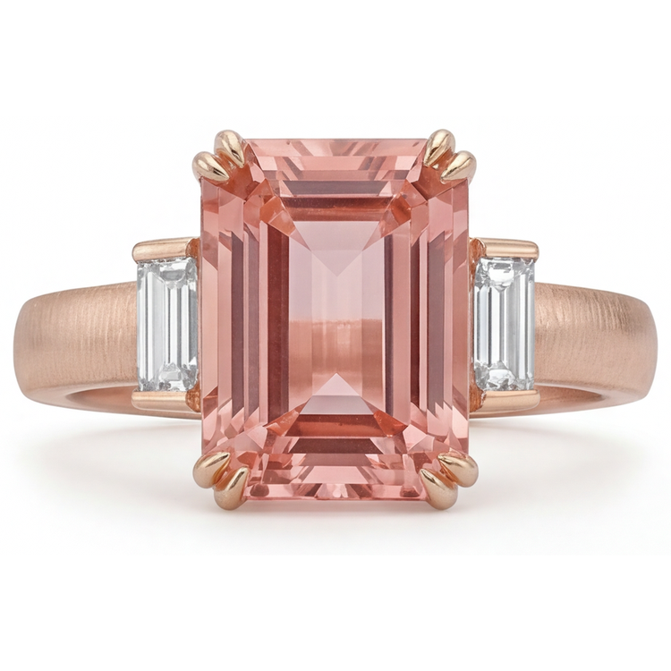 Bague trois pierres en Or Rose 14 carats avec saphir padparadscha orange de 3,9 carats, émeraude véritable et baguettes blanches