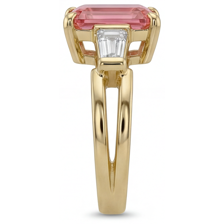 Bague trois pierres en Or Jaune 14 carats avec véritable saphir Padparadscha pêche taille émeraude 2,9 carats et baguettes blanches