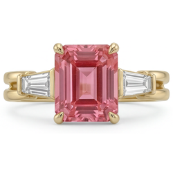 Bague trois pierres en Or Jaune 14 carats avec véritable saphir Padparadscha pêche taille émeraude 2,9 carats et baguettes blanches