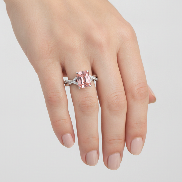 Bague Pavée en Or Blanc 14 Carats avec Saphir Padparadscha Pêche 2,8 Carats et Émeraude Véritable