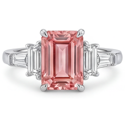 Bague de Fiançailles Saphir Padparadscha 3,9 Carats, Émeraude Véritable et Baguettes Blanches, Trois Pierres Cathédrale en Or 14 Carats