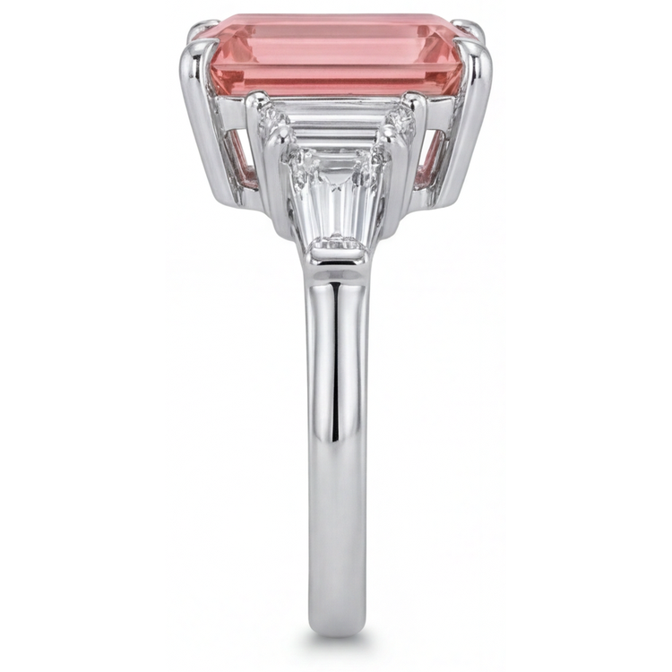 Bague de Fiançailles Saphir Padparadscha 3,9 Carats, Véritable Émeraude et Baguettes Blanches, Monture Cathédrale Trois Pierres en Or 14 Carats