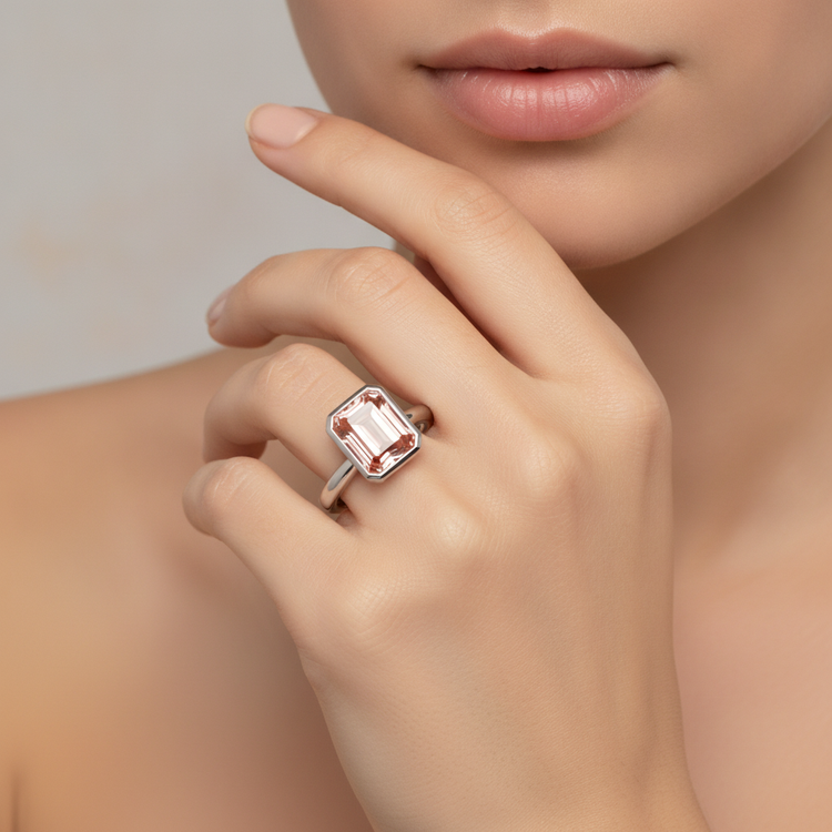 Bague Solitaire à Lunette en Or Blanc 14 Carats avec Saphir Padparadscha Véritable Couleur Pêche 2,5 Carats Taille Émeraude