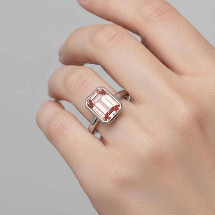 Bague Solitaire Lunette en Or Blanc 14 Carats, Saphir Pêche Padparadscha Naturel Taille Émeraude 2,5 Carats